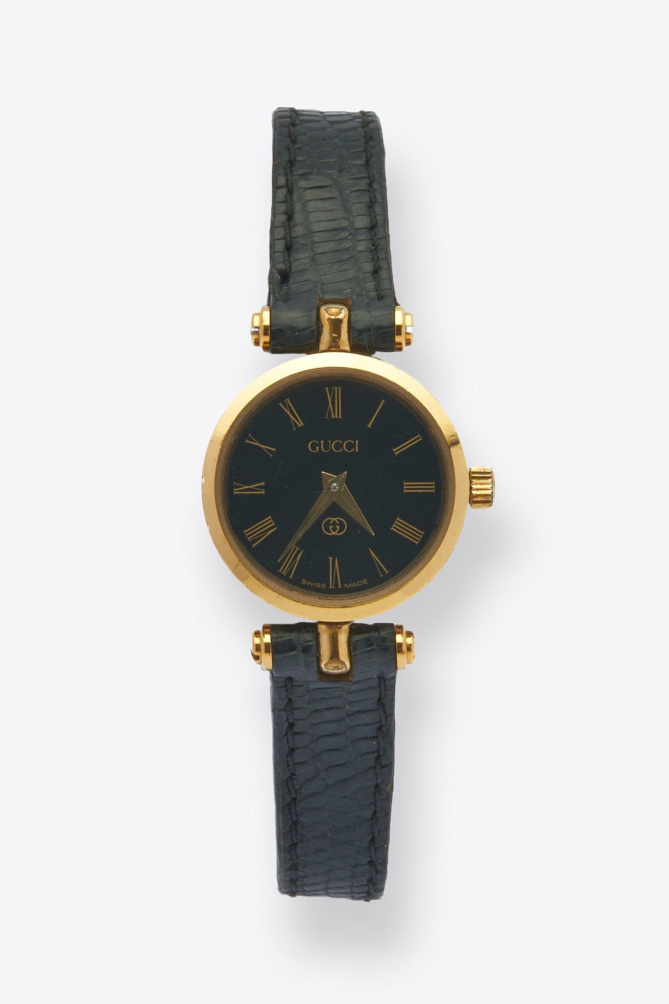 Reloj chapado de oro redondo de Gucci con correa de cuero de lagarto negro