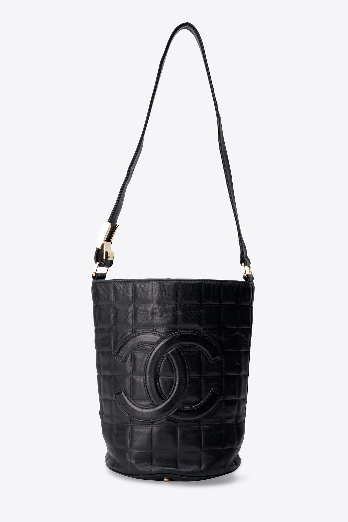Vintage Chanel Black Lambskin Bucket Bag with CC Logo – The Hosta