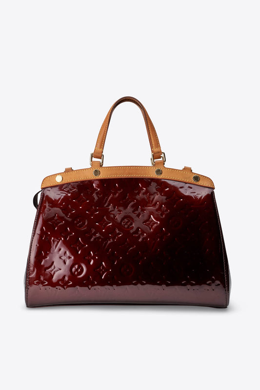 Which Handbag Colours Are Considered Classic and Timeless?
