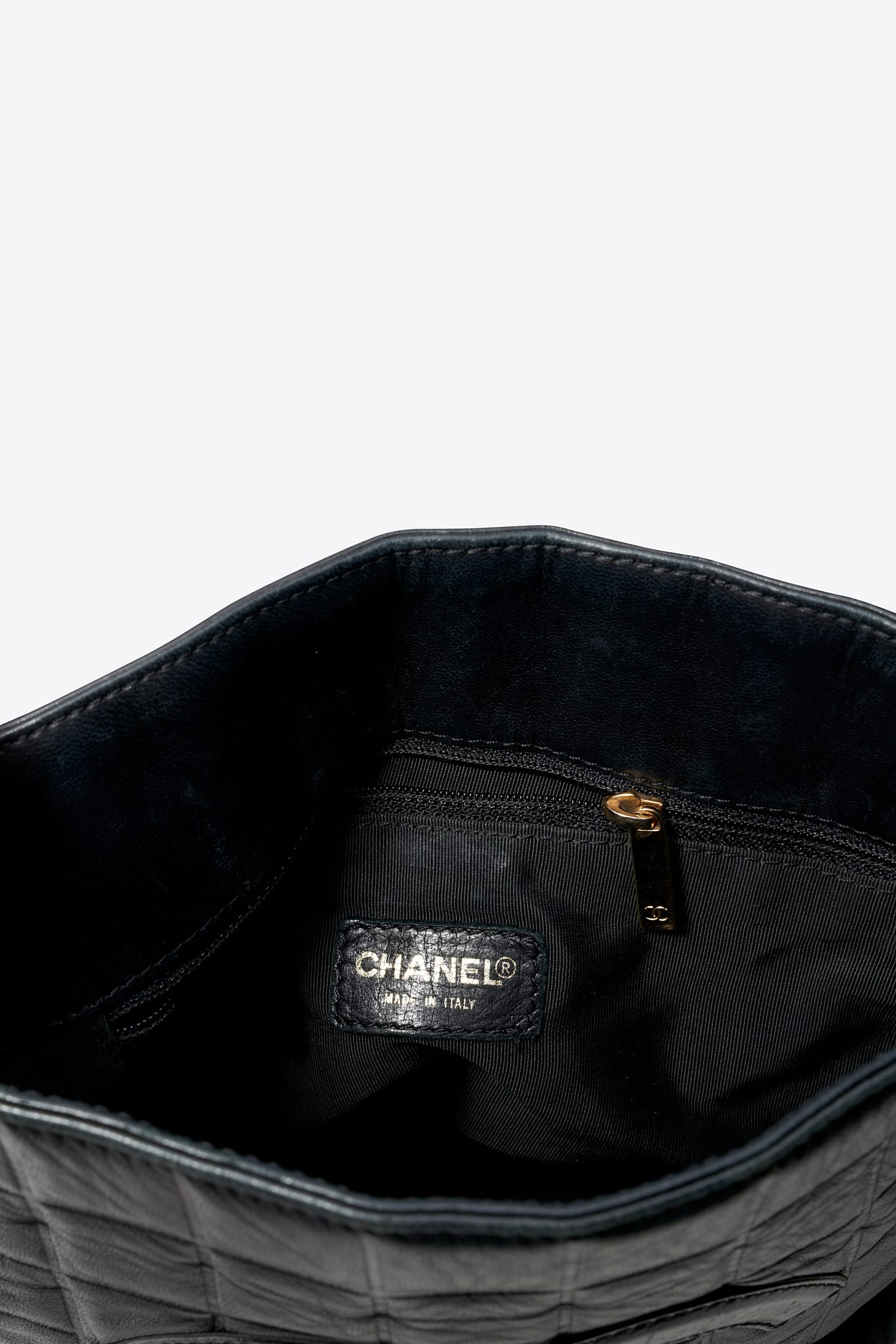 Vintage Chanel Black Lambskin Bucket Bag with CC Logo – The Hosta
