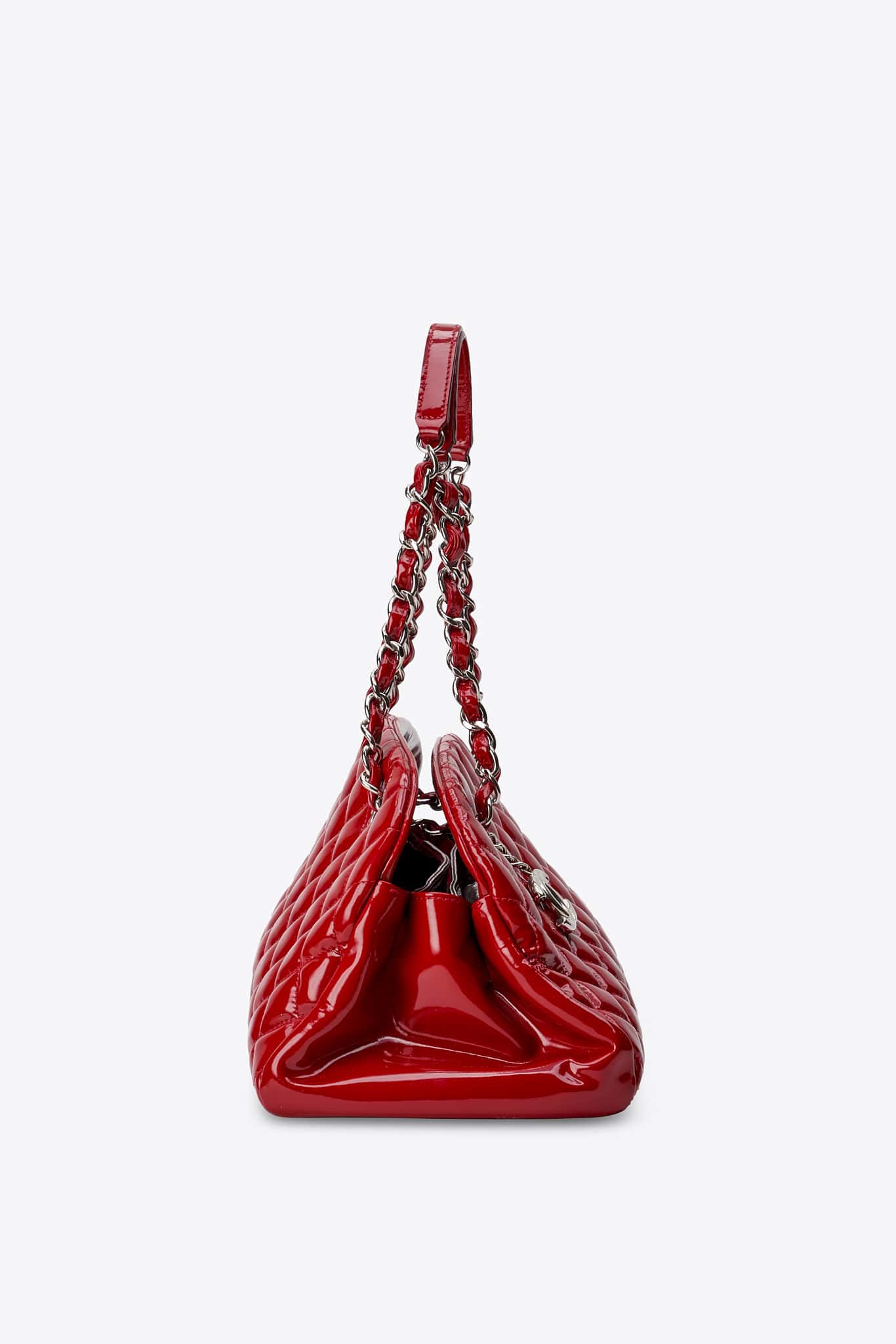 Bolso Chanel vintage con solapa Diana de piel de cordero negra y herrajes chapados en oro de 24 quilates
