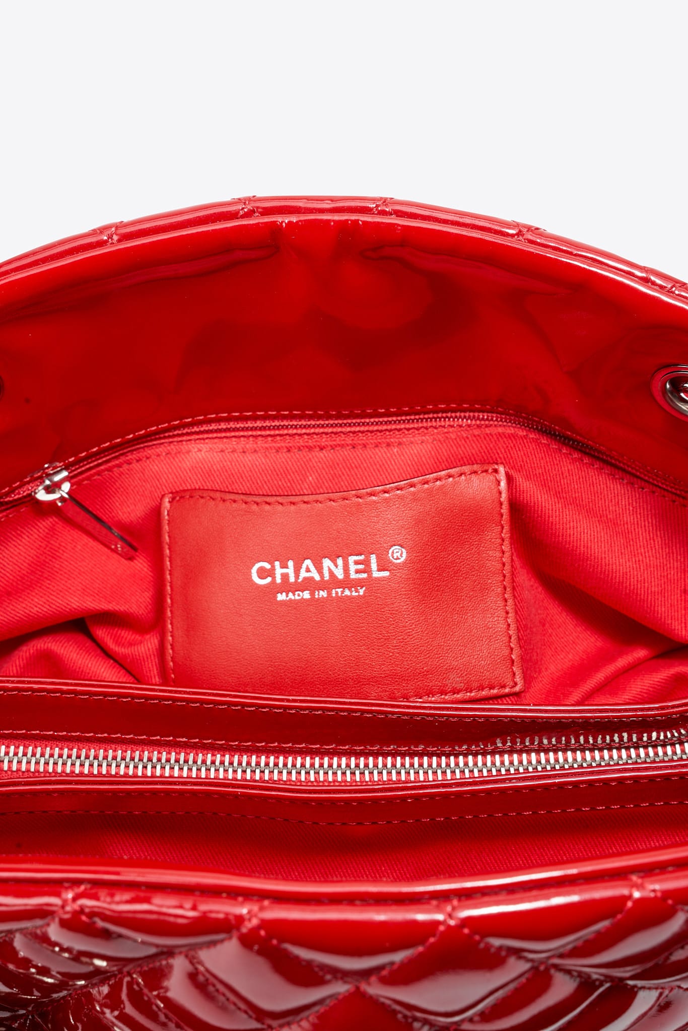 Bolso Chanel vintage con solapa Diana de piel de cordero negra y herrajes chapados en oro de 24 quilates