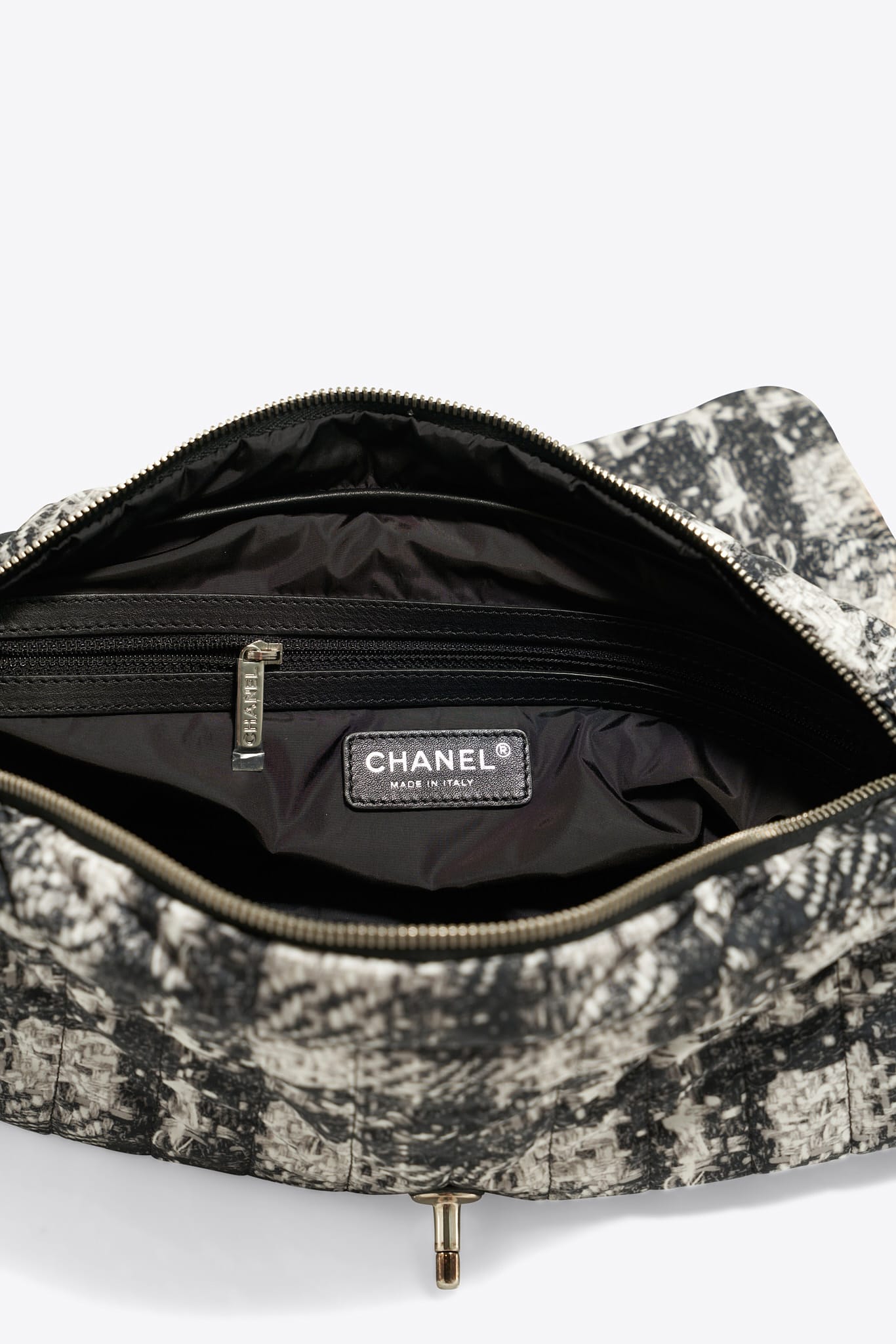 Vintage Chanel Svart läderkopplingspåse med 24k guldpläterad hårdvara