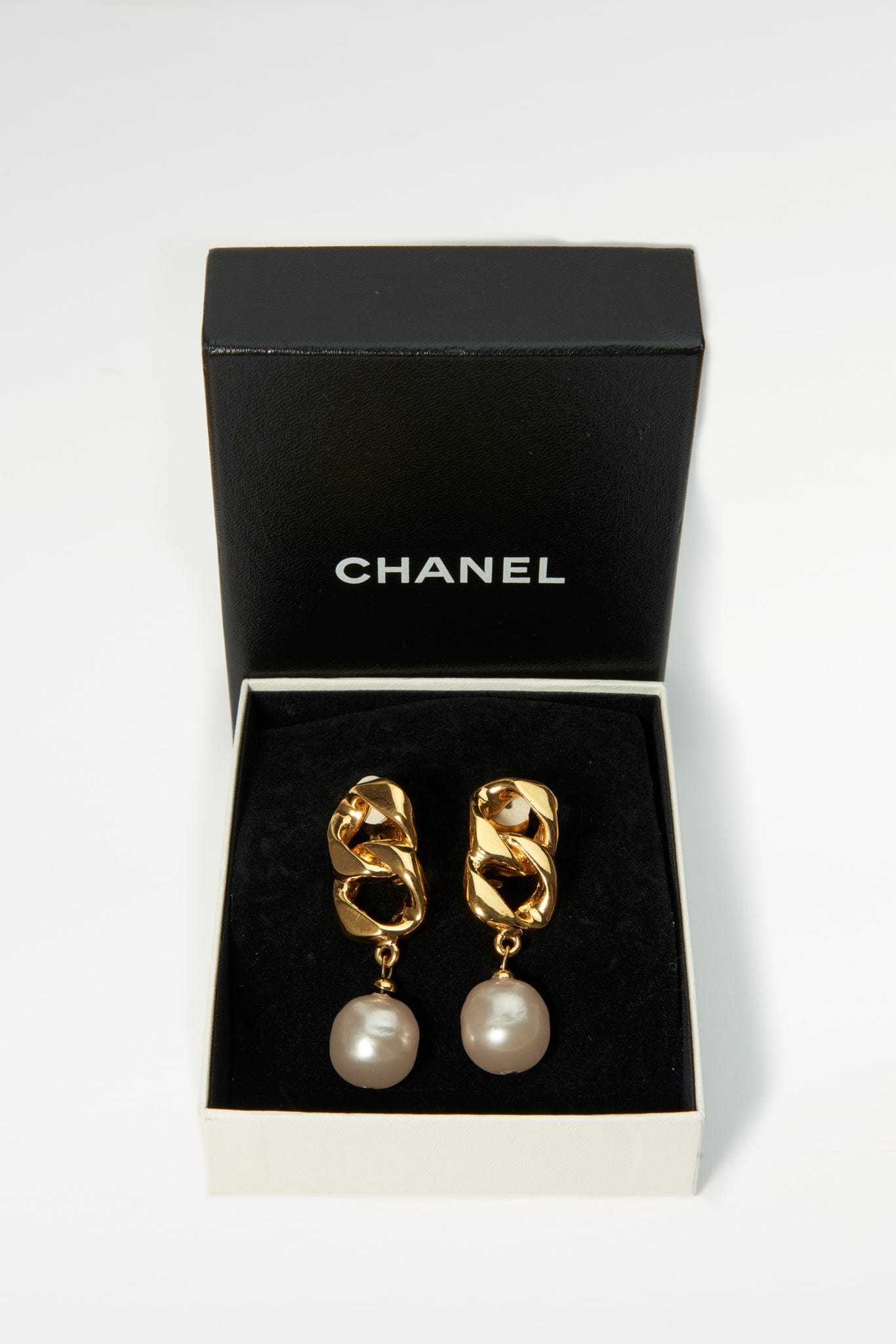Vintage Chanel Chain and Faux Pearl Earrings – The Hosta
