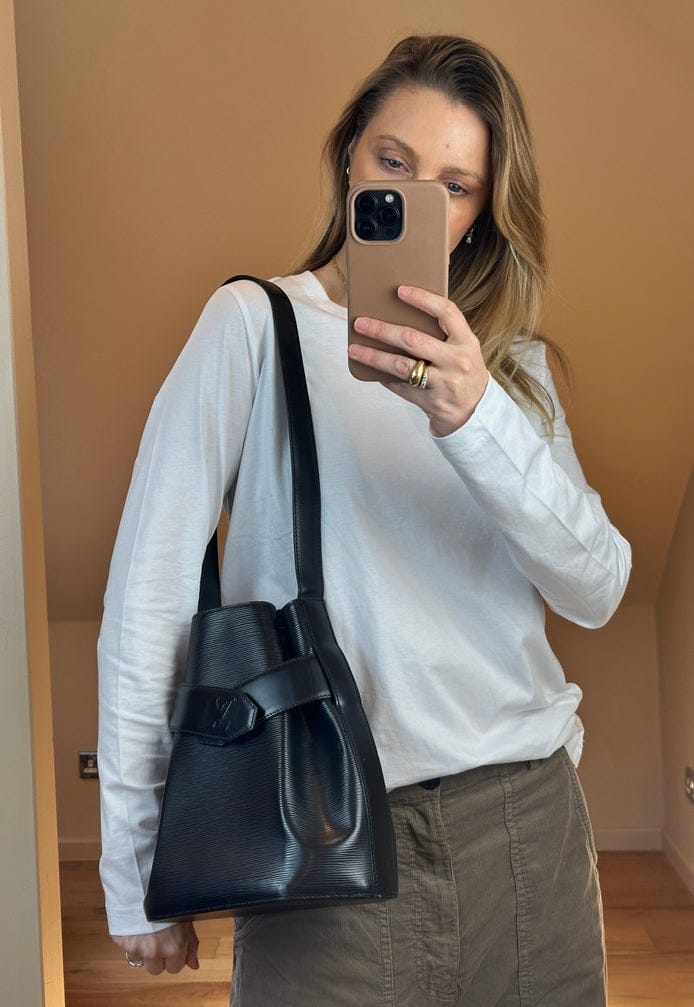 LOUIS VUITTON ブラック キャミソール 42 Vintage Louis Vuitton Sac D'Épaule in Black Epi Leather – The Hosta