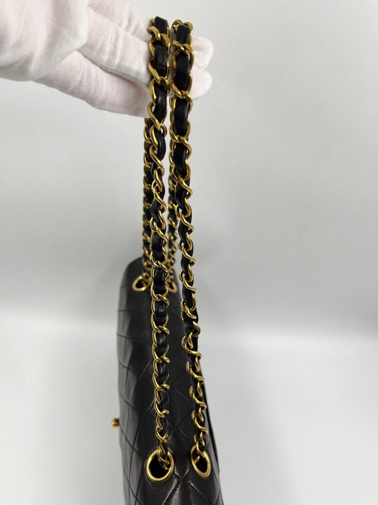 Timeless Chanel Vintage chevron classic flap Black Lambskin ref.233634 -  Joli Closet
